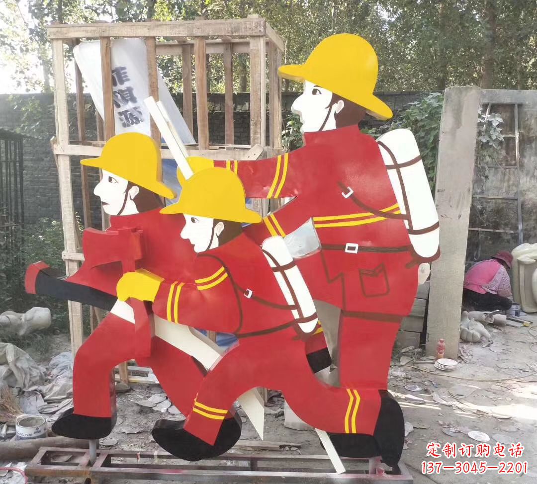 东营玻璃钢消防员雕塑——精致的园林景观装饰