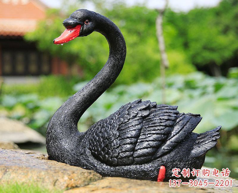 东营玻璃钢雕刻的黑色天鹅——美丽宁静的公园园林摆件