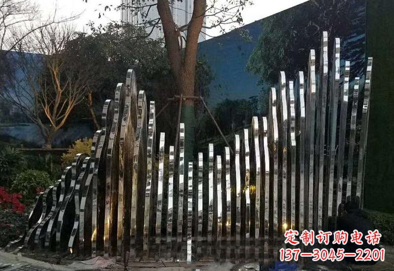 东营不锈钢公园里的假山雕塑