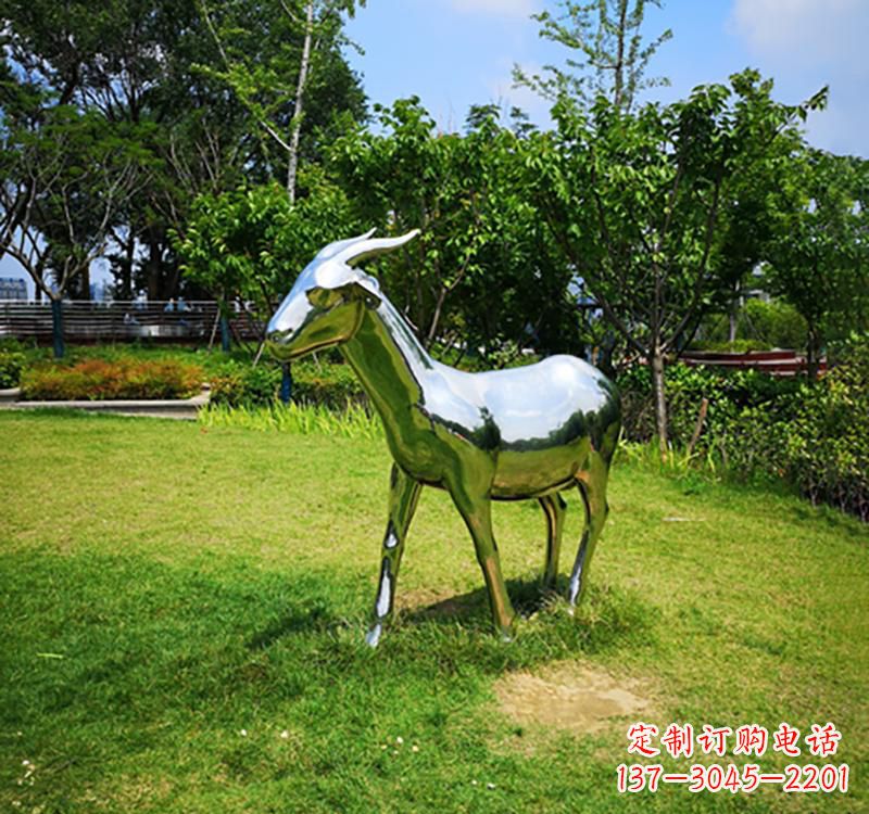 东营不锈钢公园动物镜面羊雕塑