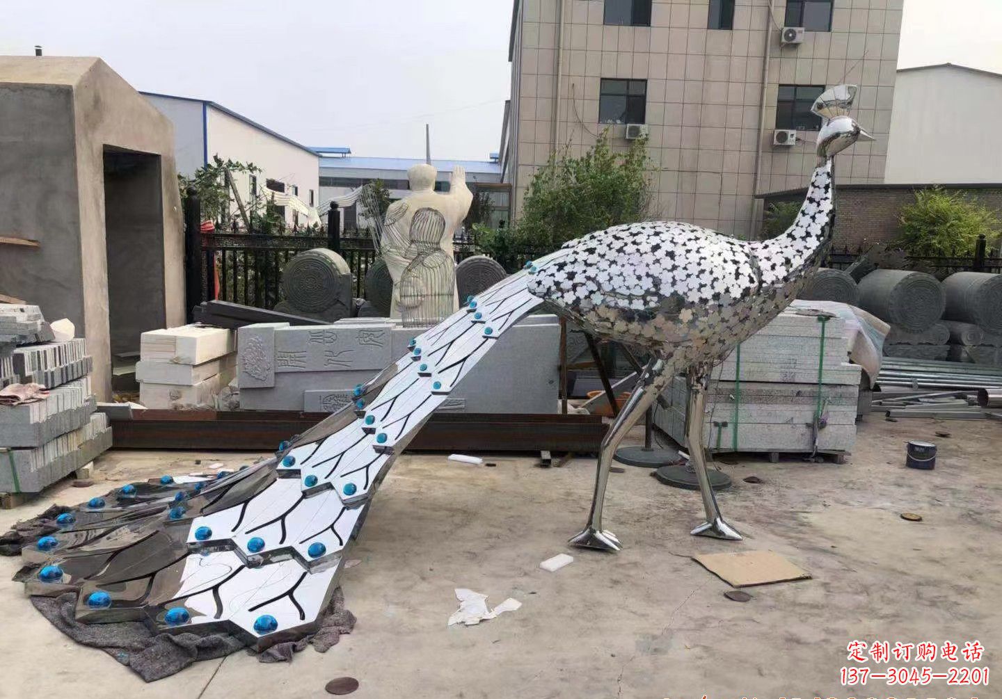 东营不锈钢孔雀雕塑象征着美丽的自然