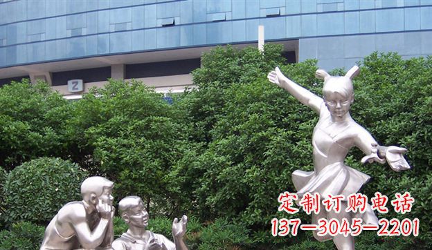 东营不锈钢制作的儿童踢毽子雕塑