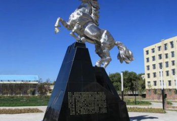 东营不锈钢企业广场上的马雕塑