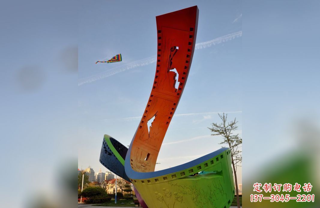 东营不锈钢五彩胶卷广场雕塑——现代美学的象征
