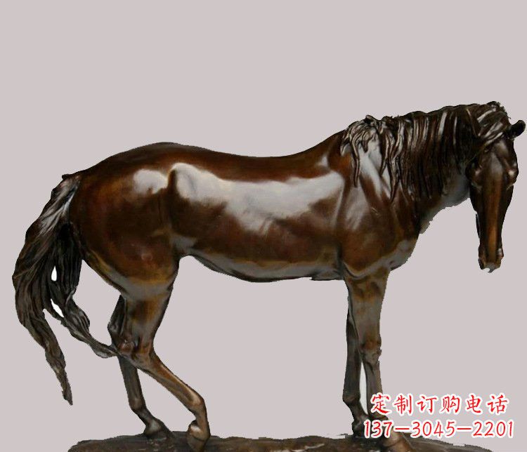 东营草原上的动物雕塑