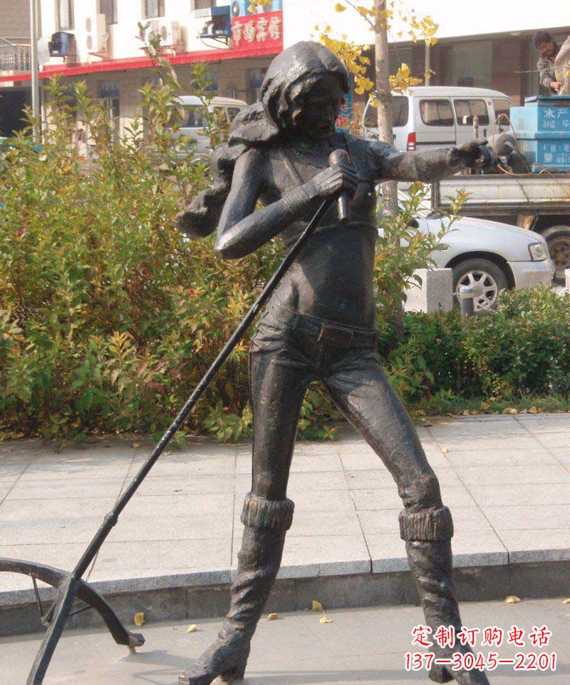 东营唱歌的女人街边景观铜雕