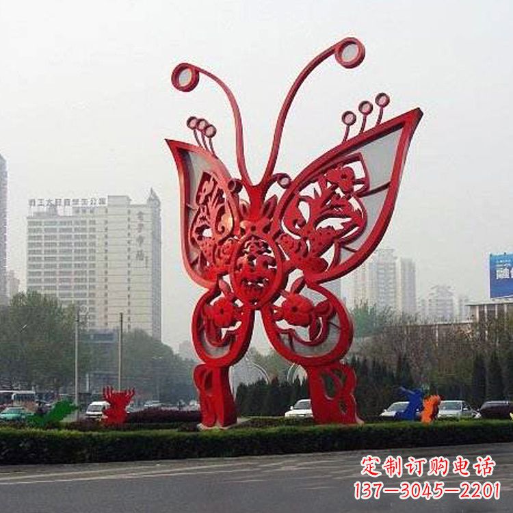 东营绿化带上的大型红色蝴蝶雕塑