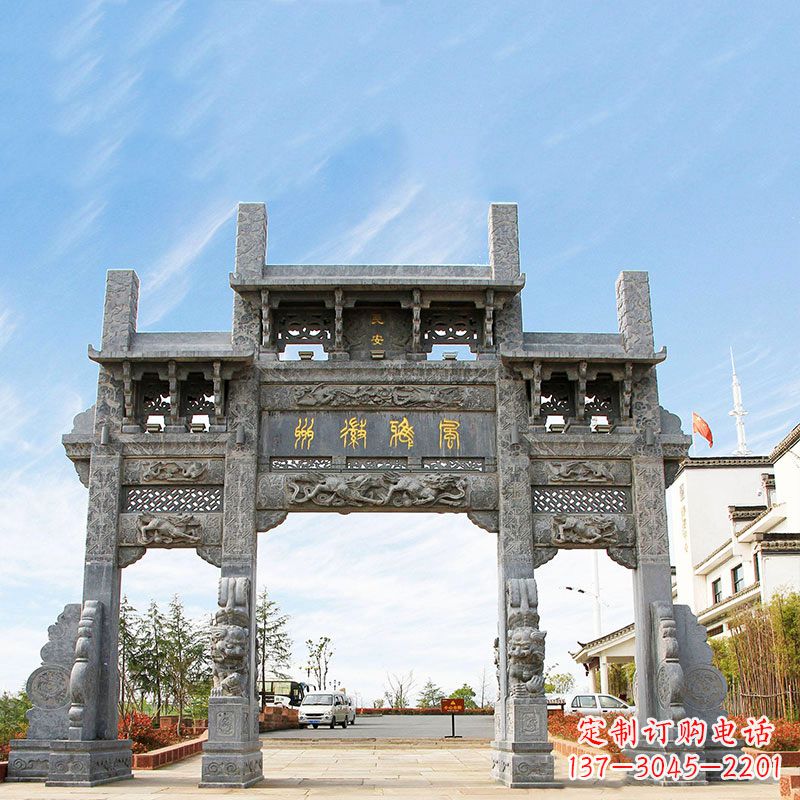 东营城市园林中精美的牌坊雕塑