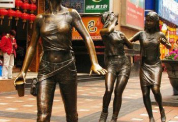 东营步行街逛街的女孩以铜雕的形式永久保存