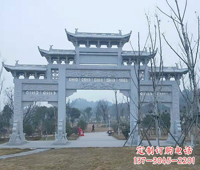 东营村口三门石雕牌楼古朴华丽