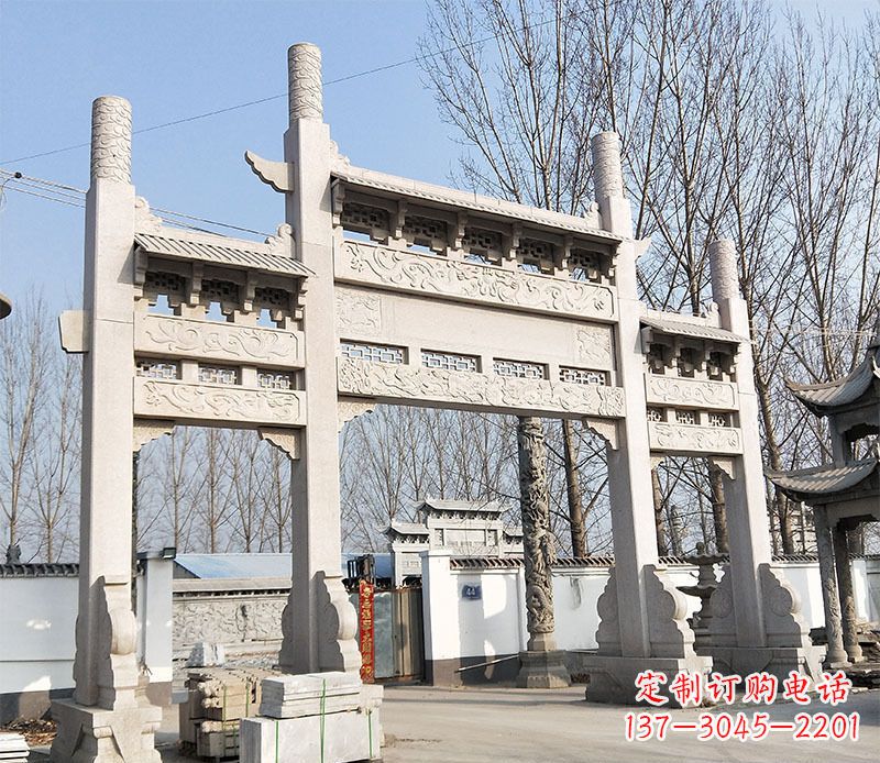 东营村口的珍贵文化——牌坊雕塑