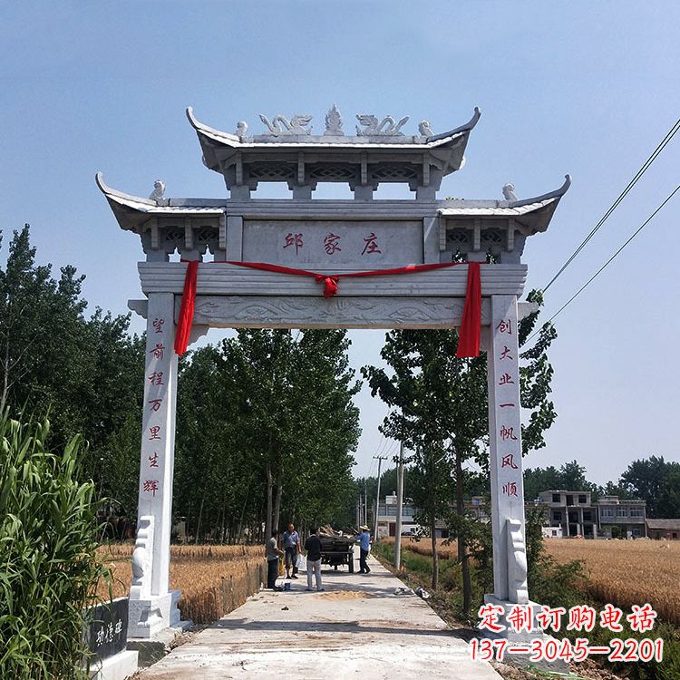 东营古村落中的石牌坊雕塑