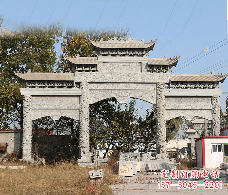 东营村镇门口的石雕牌坊展现精湛工艺