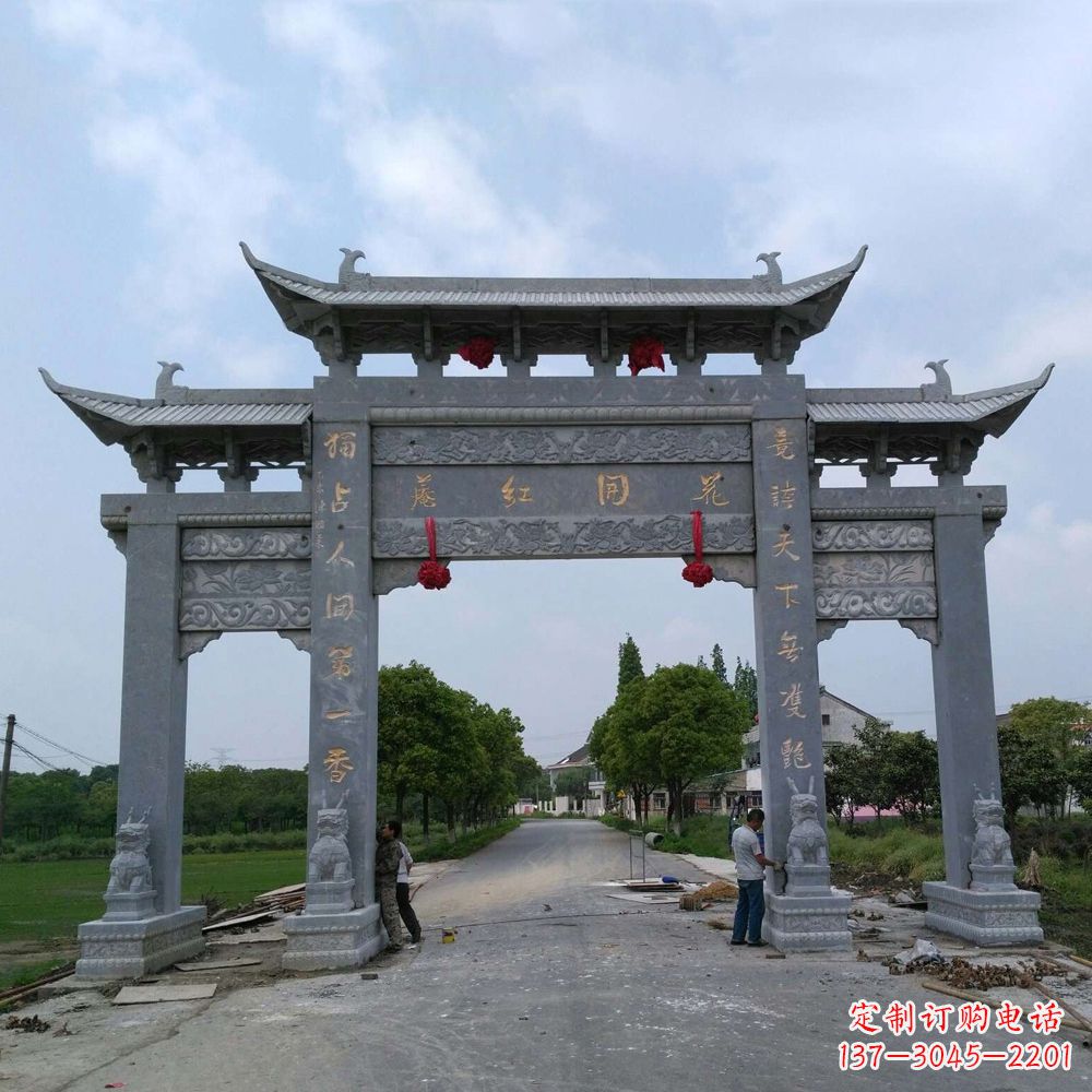 东营青石三门牌坊雕塑传承中国古典文化