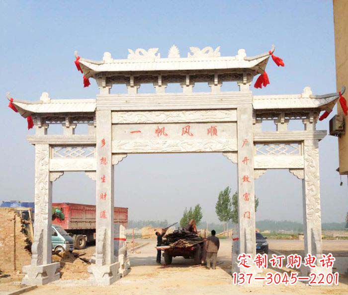 东营村庄大理石三门牌坊石雕。