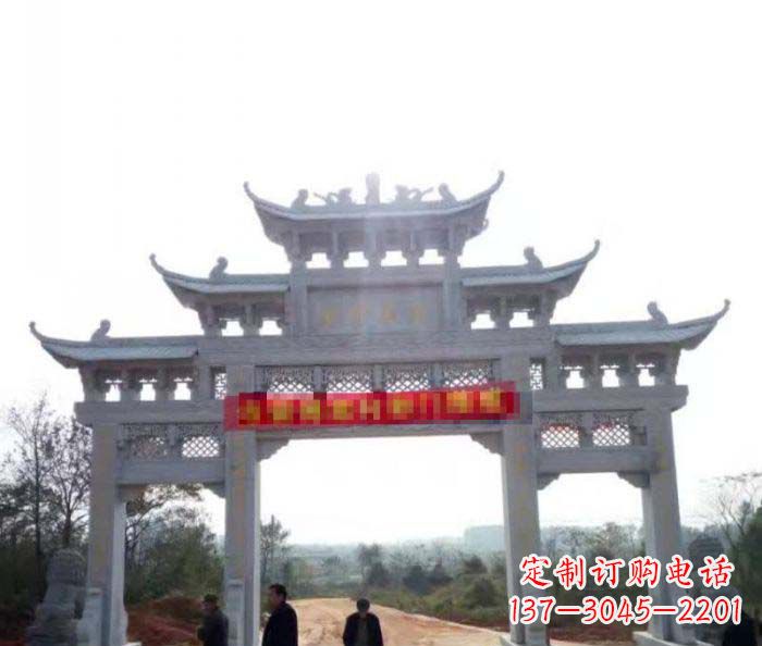 东营三门石雕牌楼古老而精美的雕塑