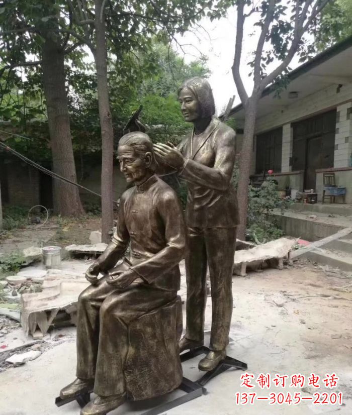 东营纪念母亲的传统铜雕梳头人物