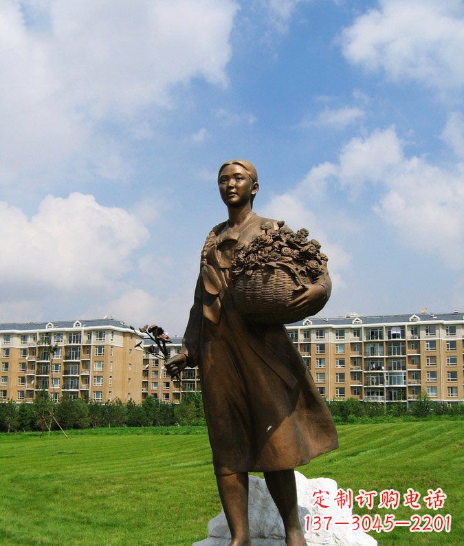 东营公园抱着花篮的少数民族女孩人物铜雕