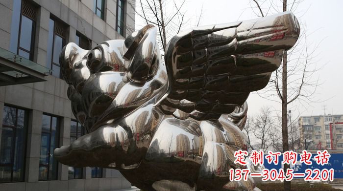 东营精美不锈钢大翅膀猪景观雕塑