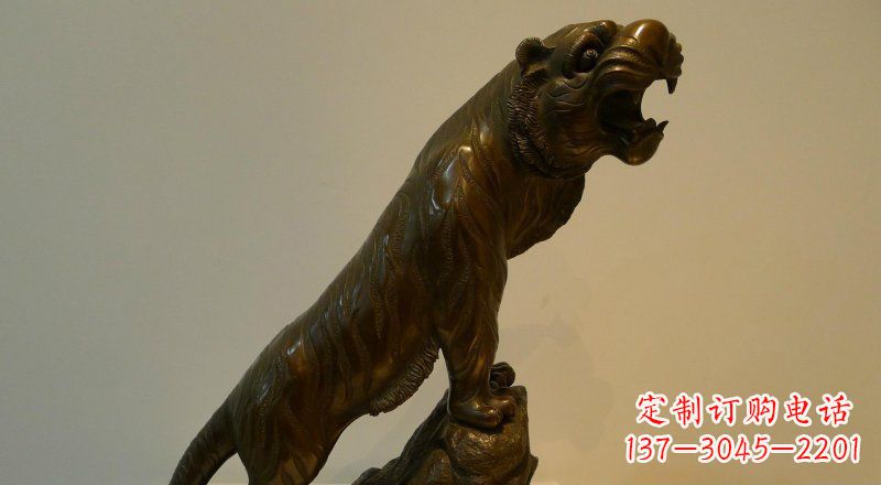 东营公园老虎上山动物铜雕