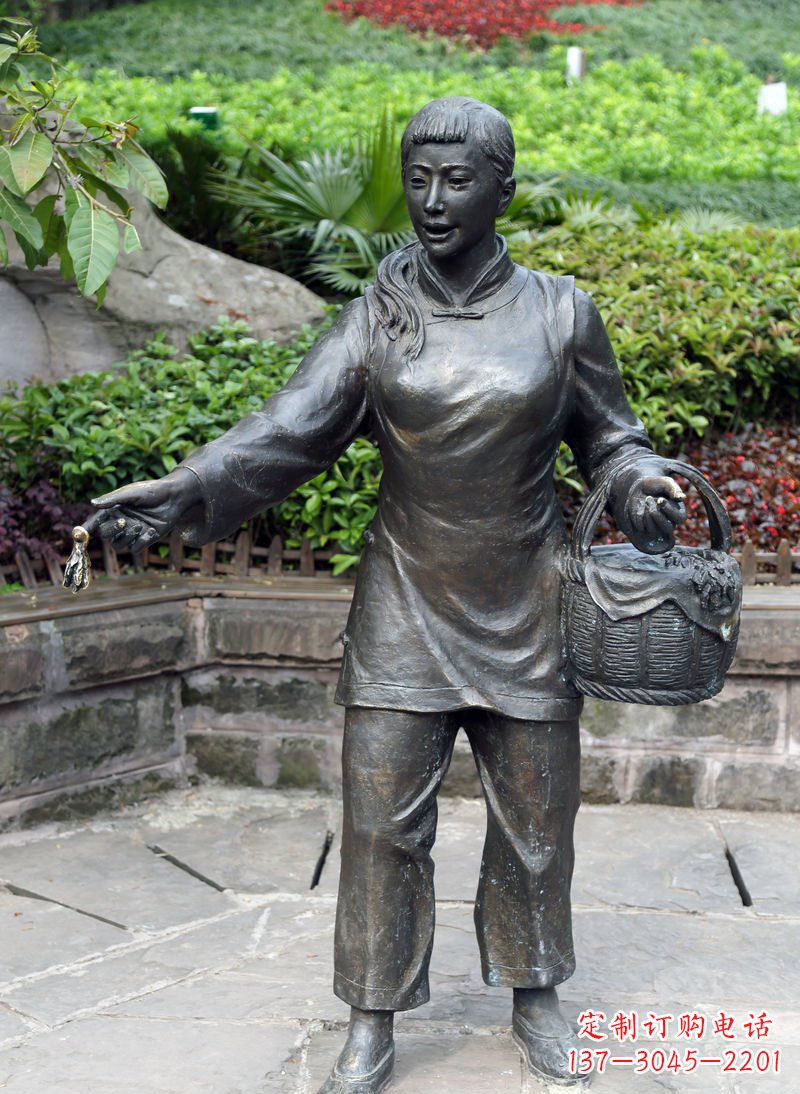 东营公园提篮子的女人景观铜雕