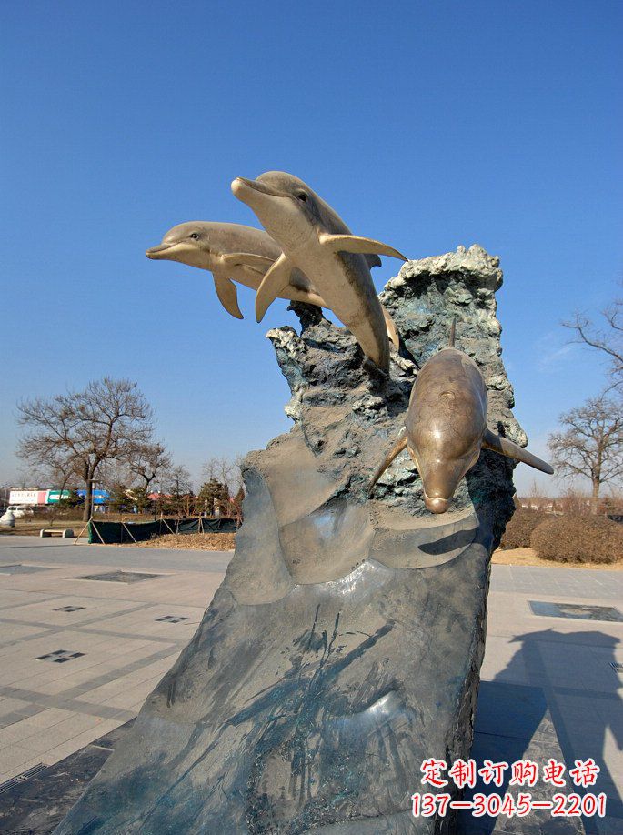 东营公园跳水的海豚景观雕塑