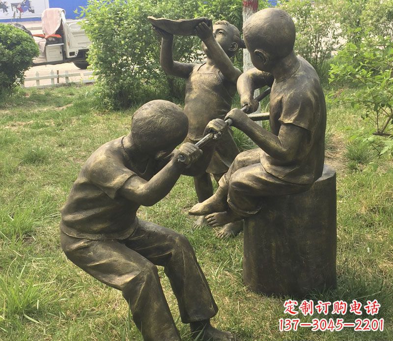 东营公园玩水的儿童铜雕