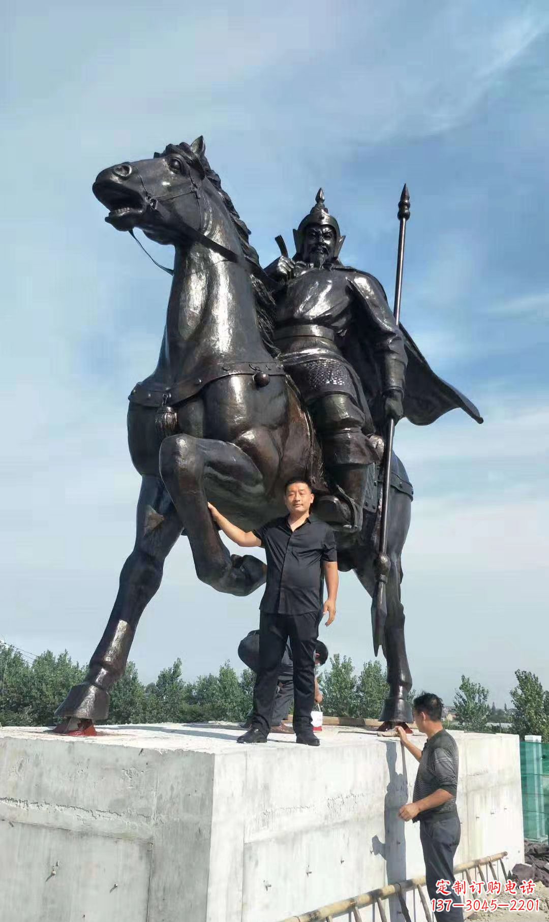东营以古代骑马将军为灵感的铜雕