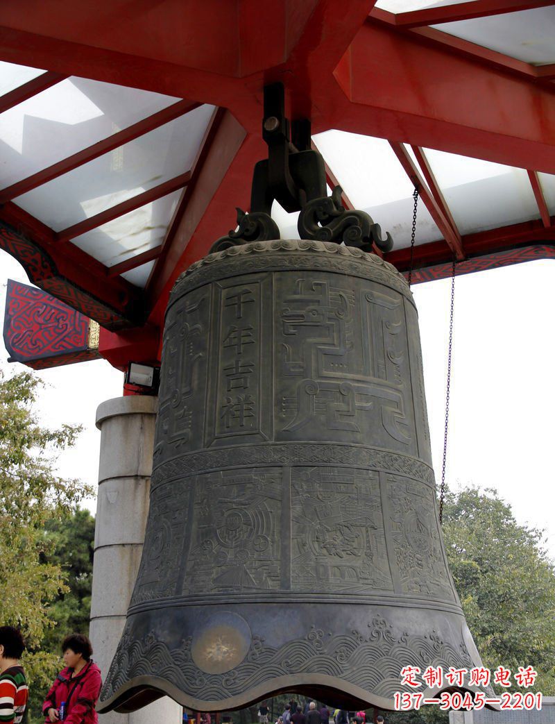 东营中领雕塑：千年吉祥铜钟雕塑