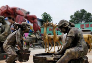 东营注重传统的母爱——广场铜雕母亲洗衣服小品雕塑
