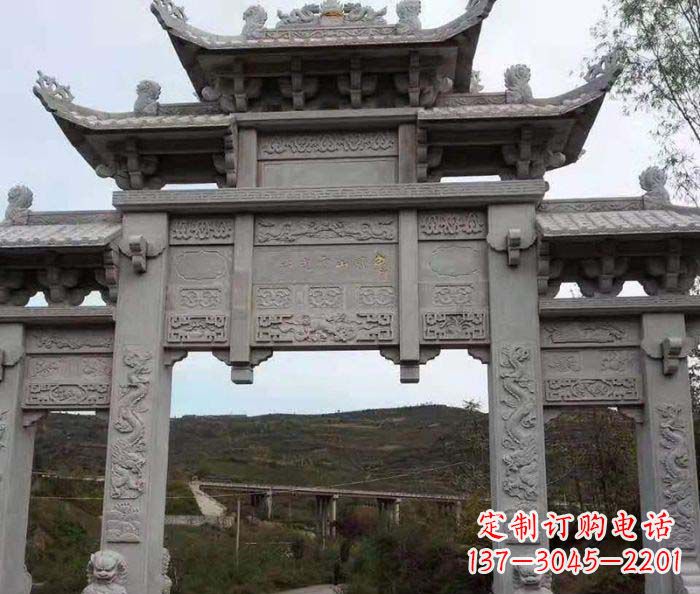 东营地标性的三门石雕牌坊