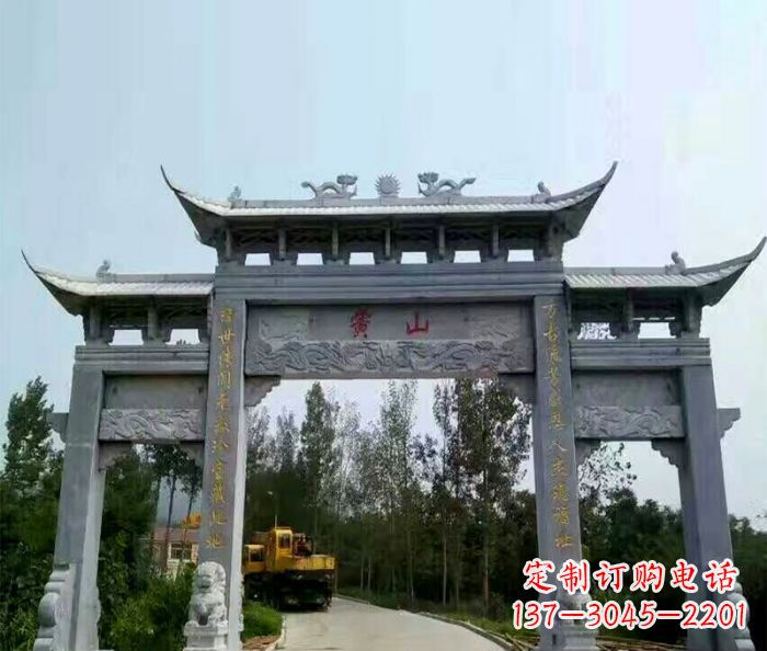 东营景区三门石雕牌楼，是一种典型的古典建筑风…