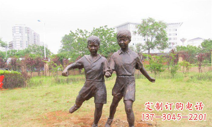 东营踢足球公园人物铜雕 (2)
