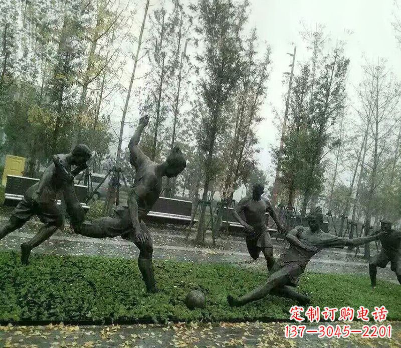 东营踢足球公园运动人物铜雕