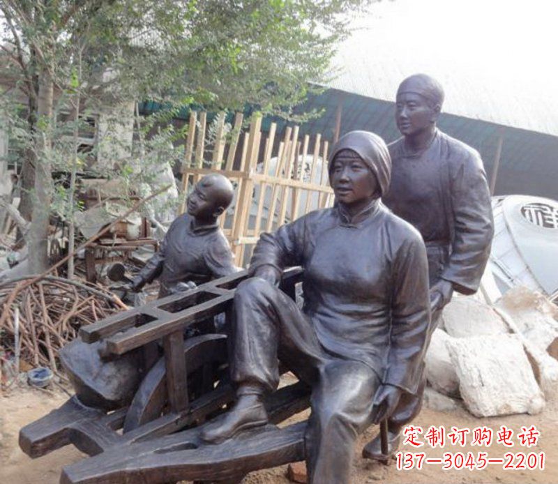 东营推独轮车人物铜雕