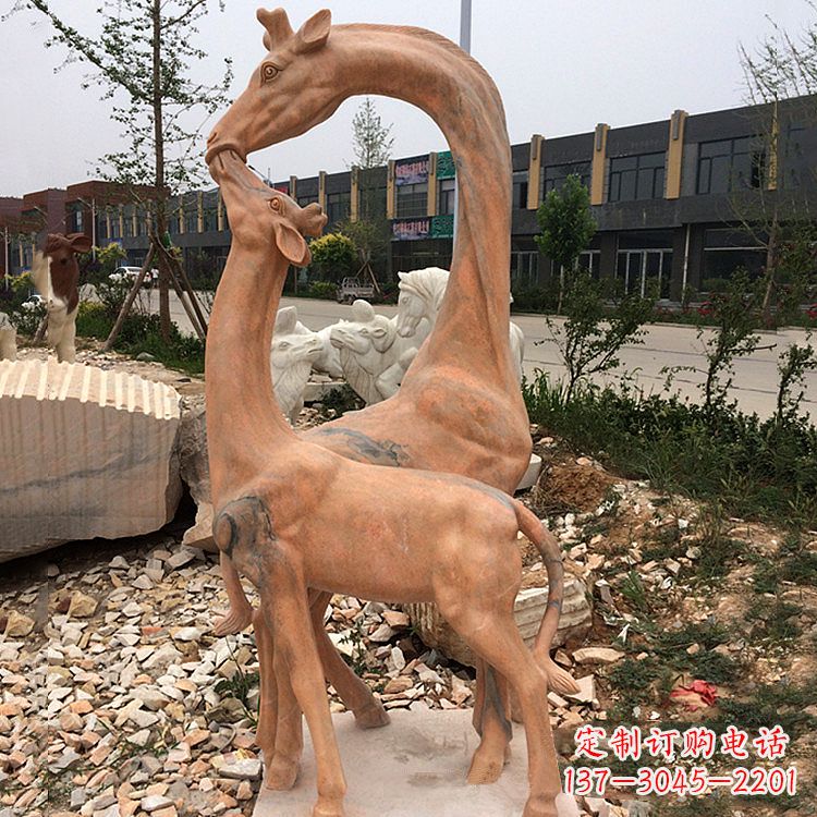 东营晚霞红石雕长颈鹿-校园公园母子亲情景观雕塑