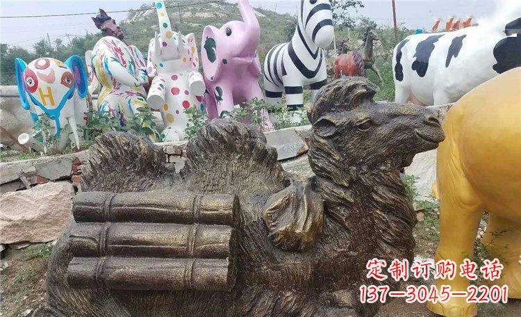 东营卧着的骆驼动物铜雕 (2)