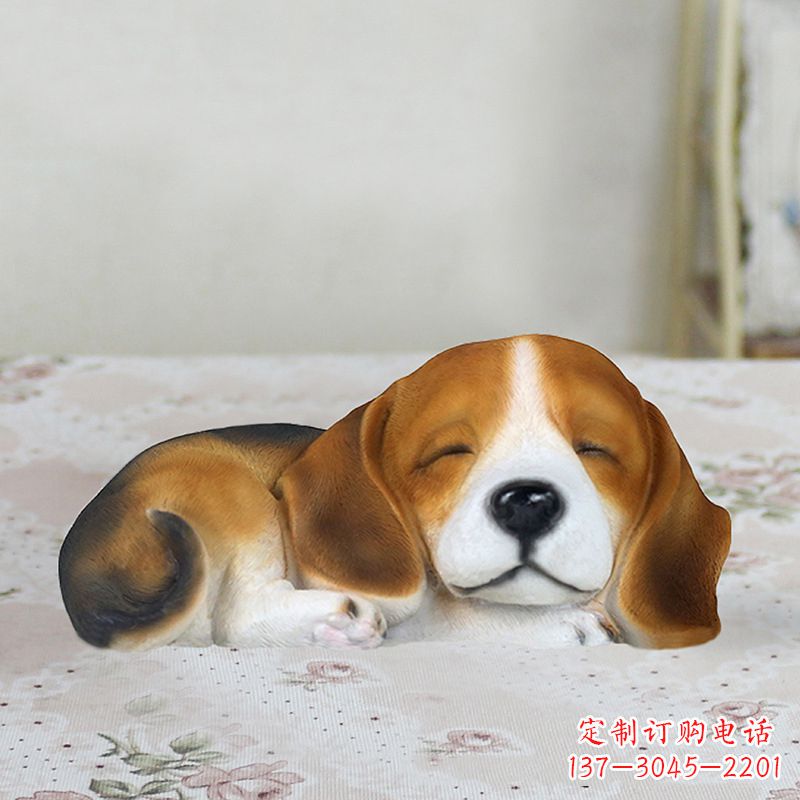 东营卧姿比格犬仿真雕塑,睡觉的小狗狗是内美陈动物雕塑摆件