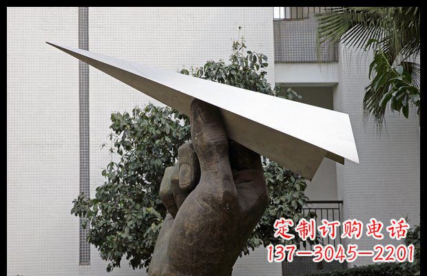 东营小区不锈钢手拿纸飞机雕塑