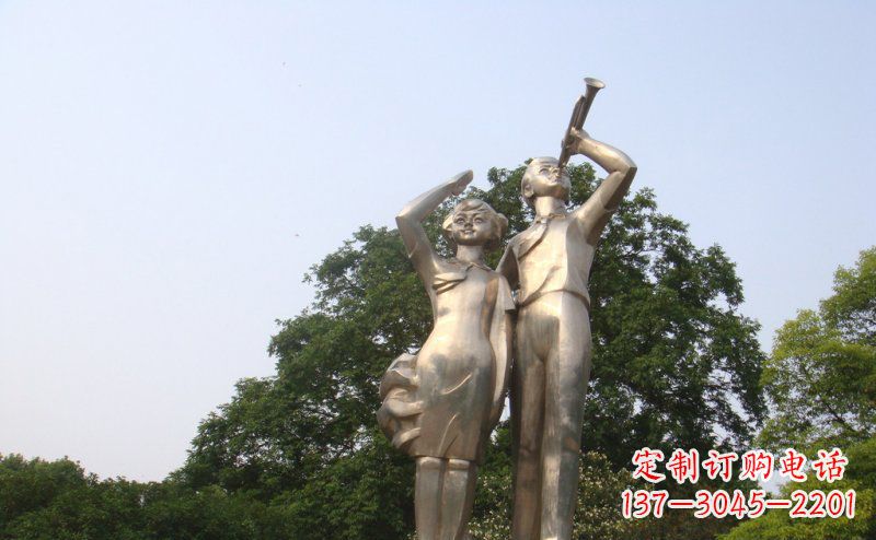 东营校园吹军号敬礼的小学生人物景观铜雕