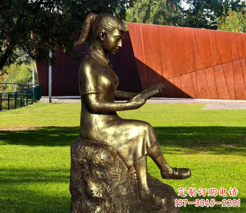 东营校园看书的女孩铜雕 