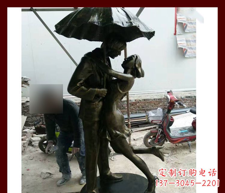 东营雨伞下拥抱的情侣铜雕
