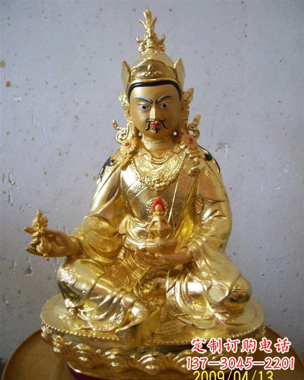 东营铸铜贴金藏佛莲花生大士雕塑