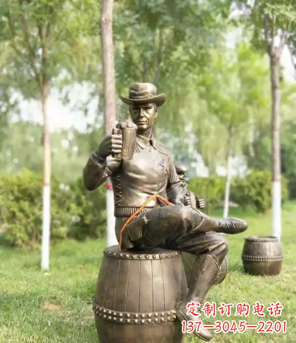 东营坐酒桶喝啤酒的牛仔铜雕