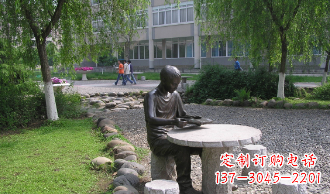 东营坐石桌凳看书的学生铜雕