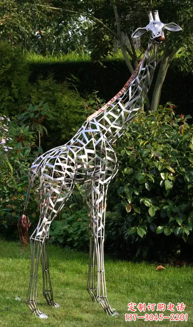 东营长颈鹿雕塑-户外草坪大型不锈钢镂空长颈鹿雕塑