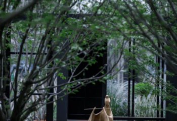 东营人物雕塑-别墅庭院创意不锈钢仿铜抽象吹笛子的人物雕塑